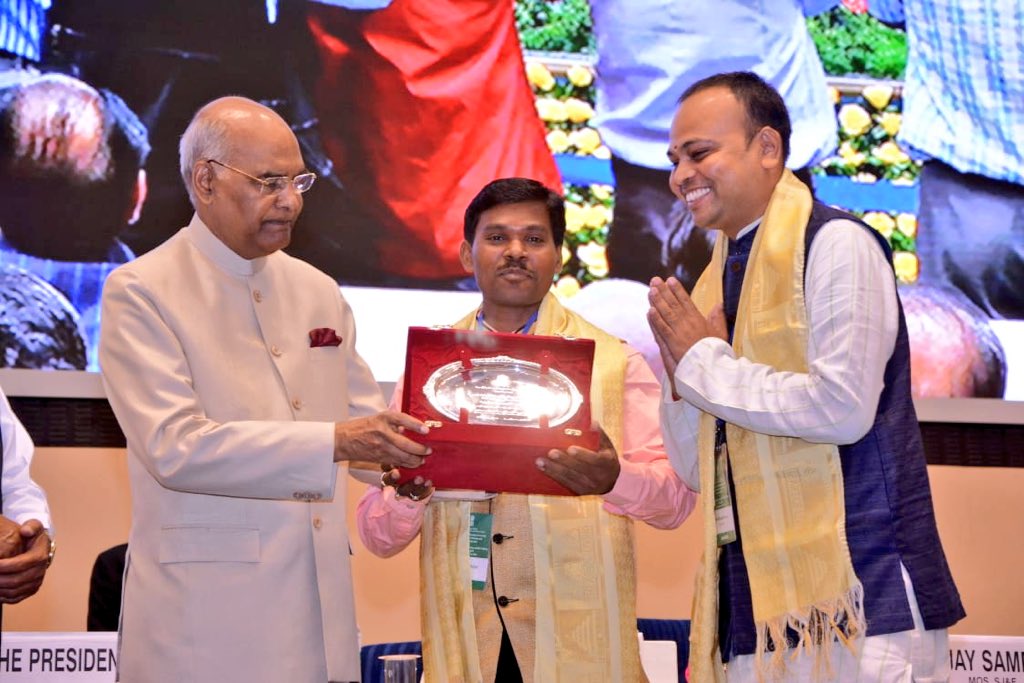 Gurudev's tweet photo. For becoming drug free, Lariapalli, an @ArtofLiving model village, in Odisha was given the ‘National Award for prevention of Alcoholism &amp; Drug Abuse 2018’ by Hon. President of India Shri Ram Nath Kovind @rashtrapatibhvn. Congratulations to the volunteers &amp; villagers!#WorldDrugDay https://t.co/UpTOIXgfXZ