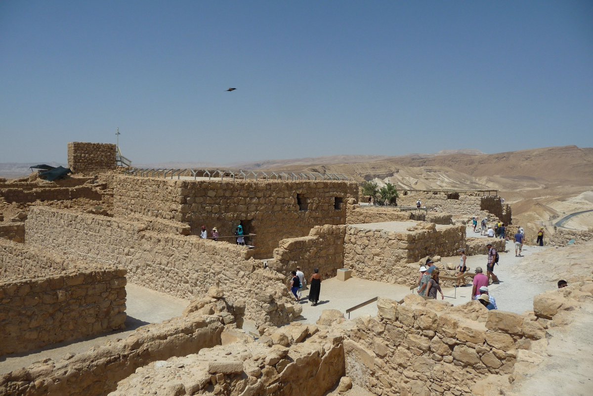 寝屋川キリスト教会 Mb イスラエル探訪 4 マサダ ヘロデ大王が造った離宮ですが ユダヤ戦争で熱心党員を中心とするユダヤ人967名がローマ帝国と戦って籠城した要塞として有名です 攻めあぐねたローマ軍は2年かけて崖に土を盛って突入路を完成させまし