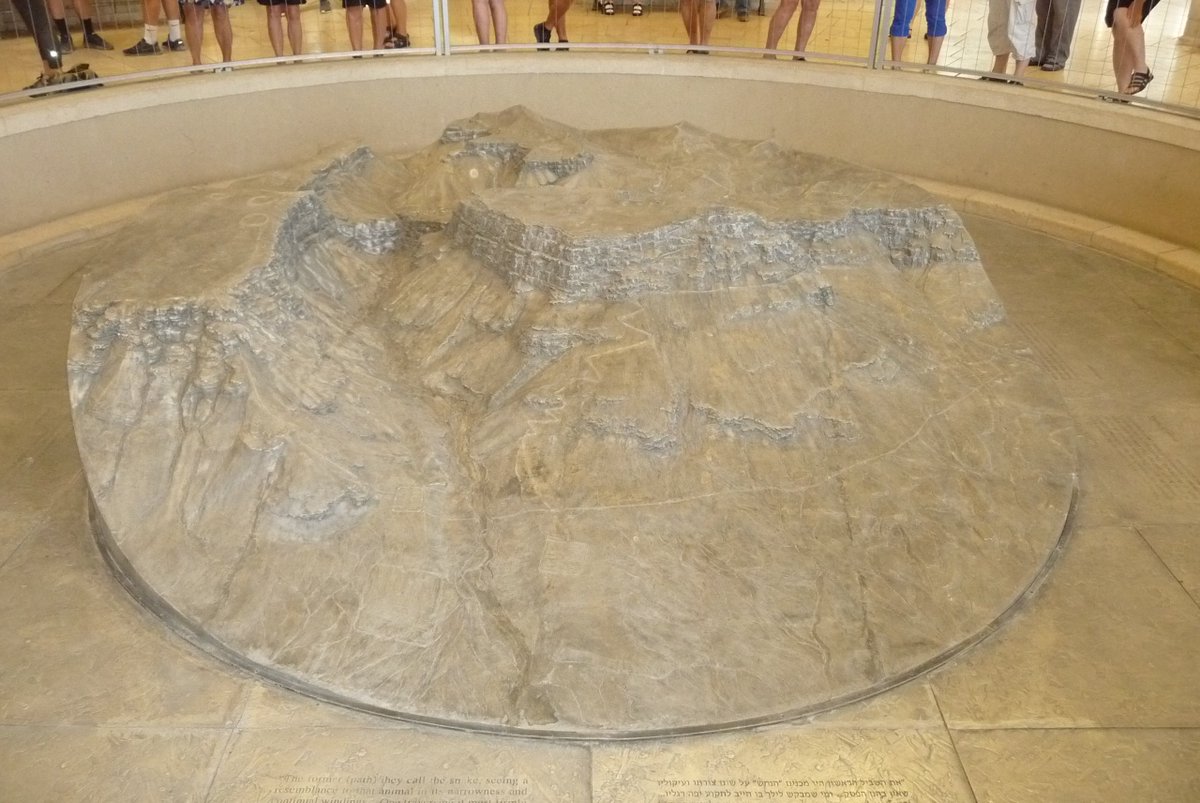 寝屋川キリスト教会 Mb イスラエル探訪 4 マサダ ヘロデ大王が造った離宮ですが ユダヤ戦争で熱心党員を中心とするユダヤ人967名がローマ帝国と戦って籠城した要塞として有名です 攻めあぐねたローマ軍は2年かけて崖に土を盛って突入路を完成させまし