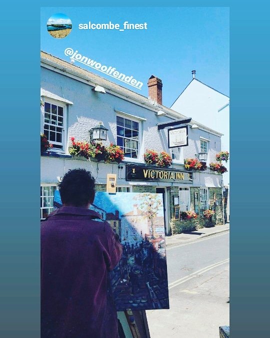TanyaBedford's tweet photo. @SalcombeFinest you spotted me. Thanks for the pic. It sure is HOT out here painting on the streets - #SalcombeStreetArtist Thankfully the @Victoriainnsalc is only a paintbrush's throw away! 
#hotstreet 
#coldpint 
#hotartist 
#veryhot 
#sailmakerartstudios https://t.co/kMiLbiFxXf