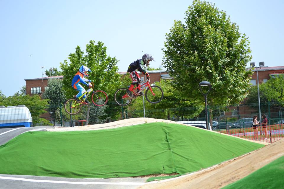 zuin_bikeparks's tweet photo. ¡¡Ager Fernández, campeón de Madrid (9-10 años)!!
El corredor más joven del #ZuinBikeparksTeam, en lo más alto del podium. Felicidades crack!!! 🏆🥇🚲
#SomosZuinBikeparks #SomosPasionSobreRuedas #MásQuePumptracks #LifestyleConcept #Poolsport https://t.co/BhIS3E7xPe
