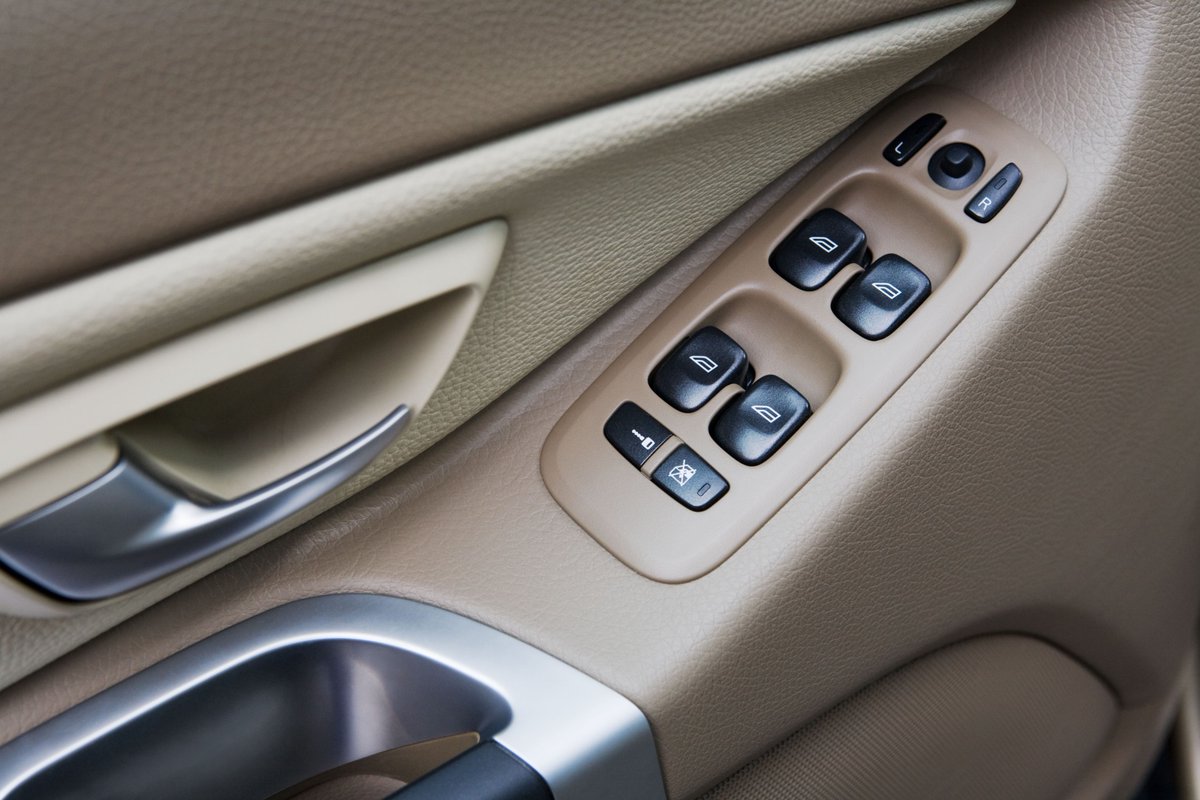 ScottCollick's tweet photo. Compounding World Expo kicks off tomorrow! Stop (stand 622) to learn how Multibase's HMB-0221 Additive delivers long-term anti-scratch protection for PP copolymer compounds w/ no surface build-up to attract dust. #automotive #plastics #silicones #CWExpo https://t.co/cLubweCQ6H https://t.co/MuPuBDtymM