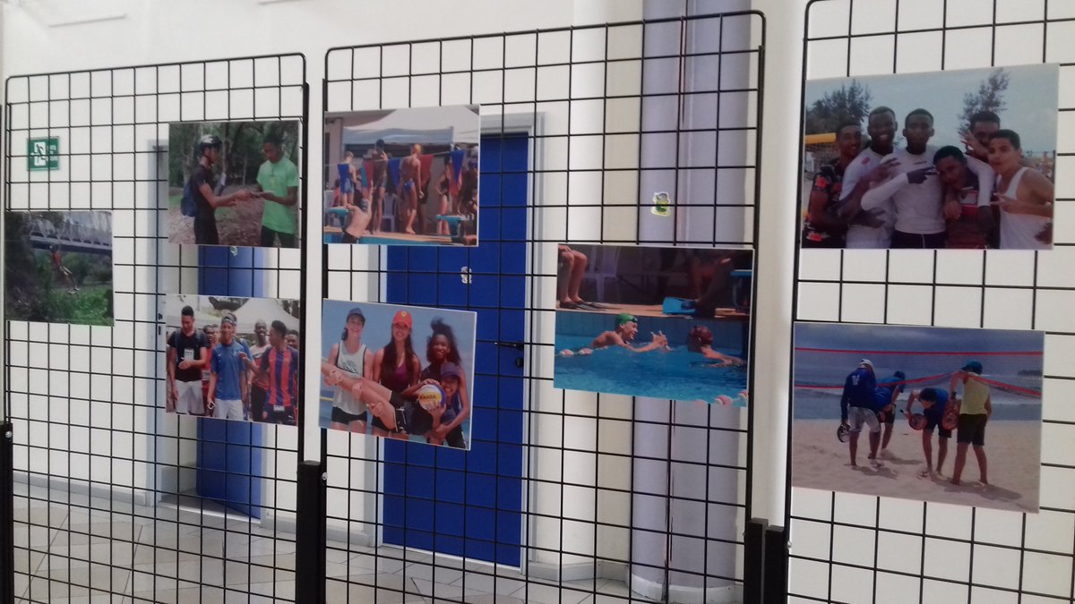 UnssOUEST's tweet image. L'expo-photos des JRP @UnssOUEST est actuellement au Rectorat @academiereunion . N'hésitez pas à écrire vos impressions dans le "livre d"or" @unss