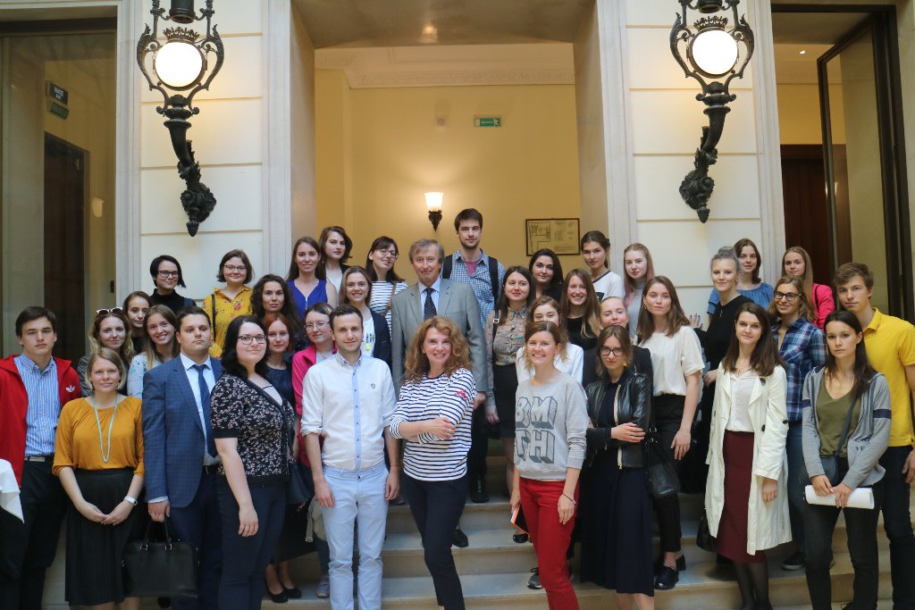 France_SPb's tweet photo. Генеральный консул Франции в Санкт-Петербурге Уго де Шаваньяк поздравил  25 июня  петербургских  студентов, отправляющихся учиться во Францию на  2018-2019 учебный год. Многие из них являются стипендиатами французского правительства ! https://t.co/xGvTUR9N1G