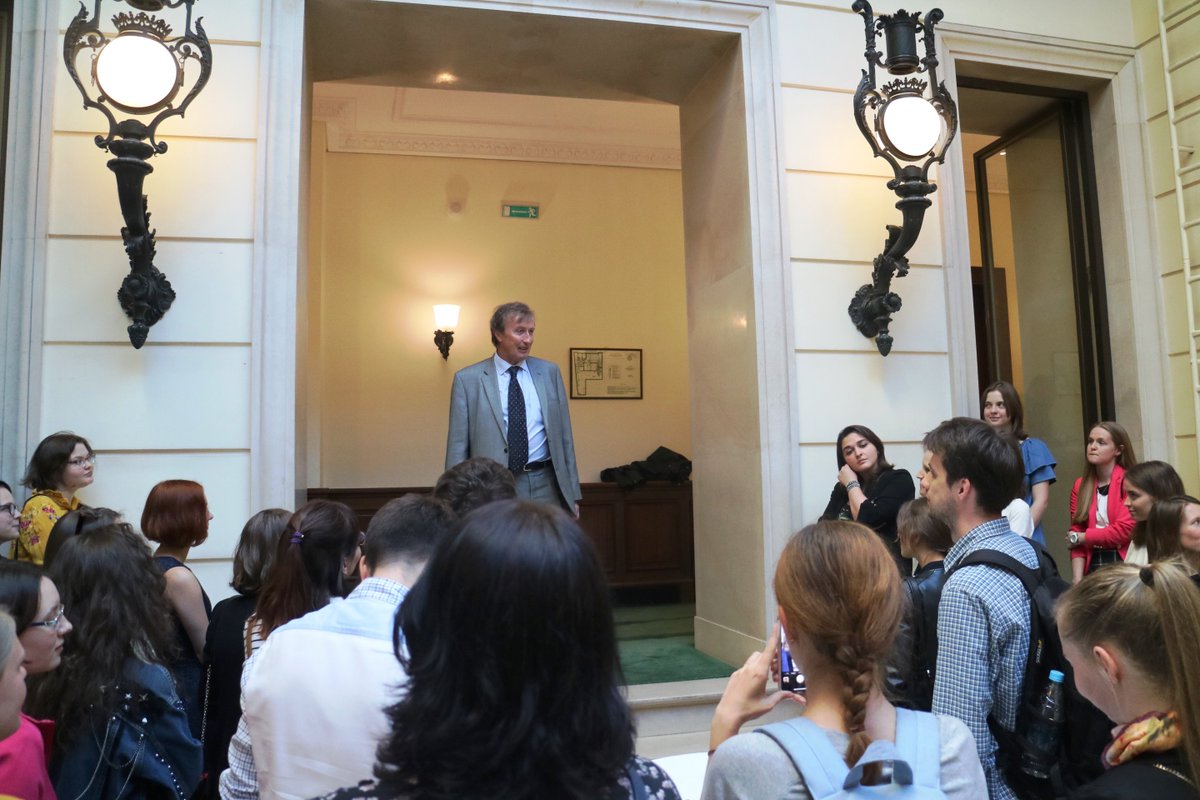 France_SPb's tweet photo. Генеральный консул Франции в Санкт-Петербурге Уго де Шаваньяк поздравил  25 июня  петербургских  студентов, отправляющихся учиться во Францию на  2018-2019 учебный год. Многие из них являются стипендиатами французского правительства ! https://t.co/xGvTUR9N1G