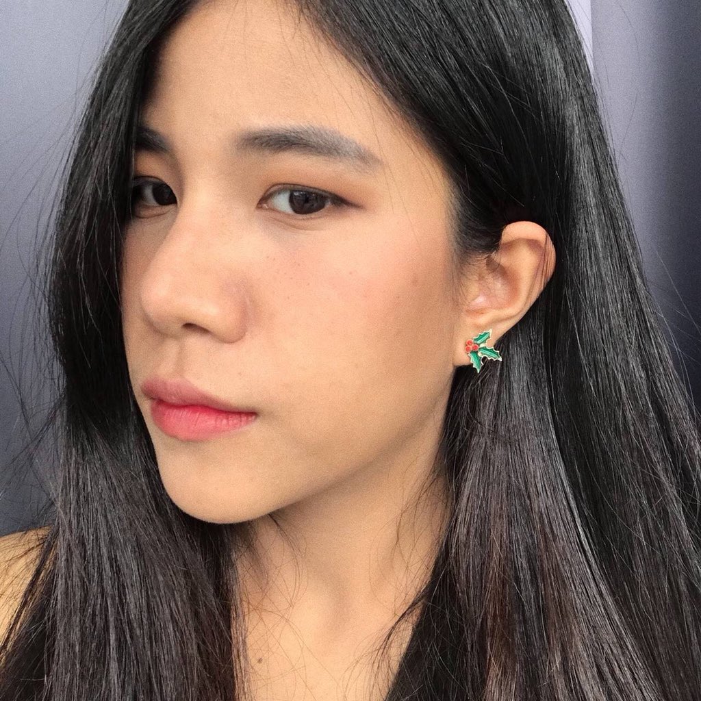 Sawarinni's tweet photo. ได้ลองแป้งของศรีจันทร์แล้วอยากมาแนะนำมากกกก เป็นแป้งโปร่งแสง เข้าได้กับทุกสีผิว ทาแล้วเนียนแต่ได้ลุคบางเบา ไม่หนักหน้าเลยย คุมมันดีมาก เติมระหว่างวันได้ ไม่โป๊ะเลย พิกัด7-11 159บาท 
#Howtoperfect #รีวิวเซเว่น https://t.co/mgBNcysJre