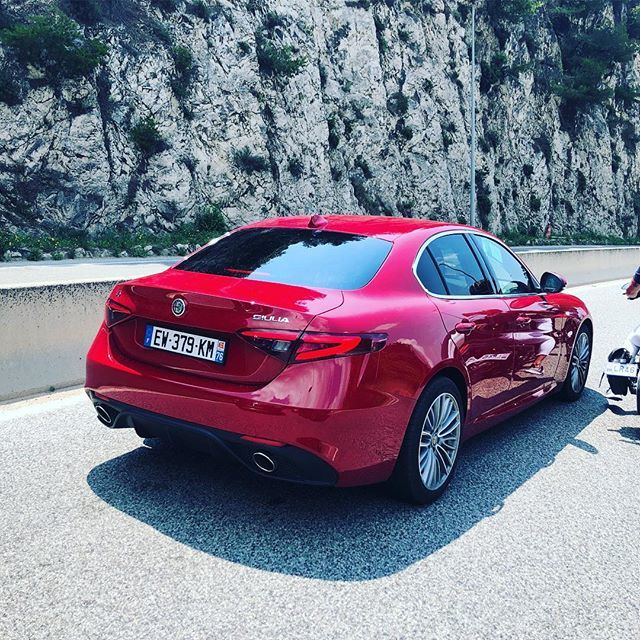 wouterkarssen's tweet photo. #looksbetterinred toch @martijngizmo de #alfaromeo #giulia #rodeauto https://t.co/FtyYUSzGxX https://t.co/qSMoLgIZBL