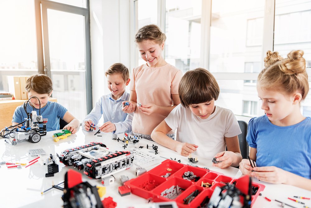 UKConstructionm's tweet photo. .@LEGO_Group  support #YearofEngineer #engineer #apprentices #skills  https://t.co/eHhOEdGMKM https://t.co/Fp5J0EK6Bx