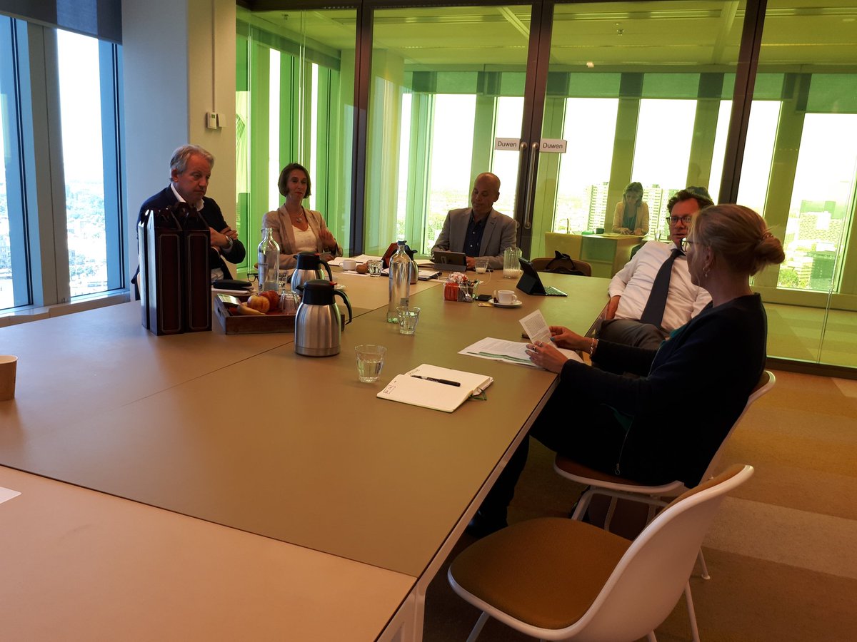 melchersleonie's tweet photo. Nou! Wat een inspirerend gesprek over #dienstverlening aan de Rotterdammer hadden @I_annemarie en ik zojuist met de directie @Stadsbeheer010. @dBergRTM @gerbenwigmans @MolenaarLc Samen werken aan nòg betere dienstverlening! #KC010 https://t.co/eoGVu95JFq