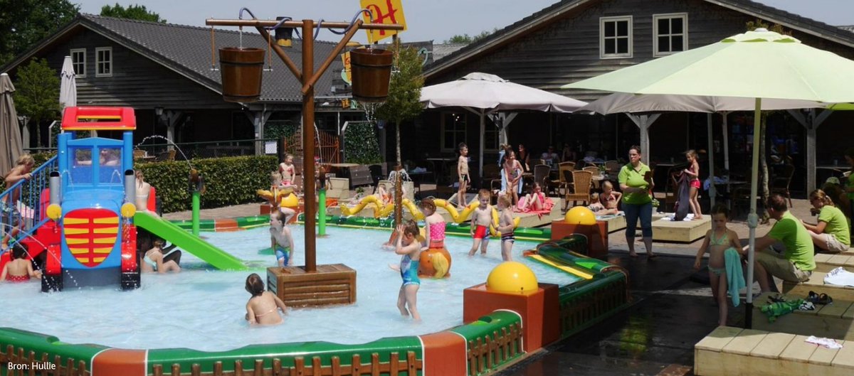 Spetter, spetter, spater, lekker in het water!🏊‍♀ Tuimelbakken, watershooters en vele knoppen en hendels om water mee te sturen, té leuk voor de kids! Zon &amp; waterpret @Hullie in Uden in de waterspeeltuin 👉 bit.ly/hullie-speelbo…