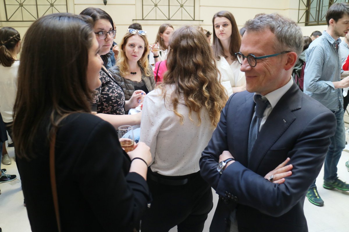 France_SPb's tweet photo. Le 25 juin, le consul général de France, Hughes de Chavagnac, a félicité les boursiers du gouvernement français et d’autres étudiants  pétersbourgeois qui partent en France pour l’année universitaire 2018-2019. https://t.co/bOmUj8a0ne