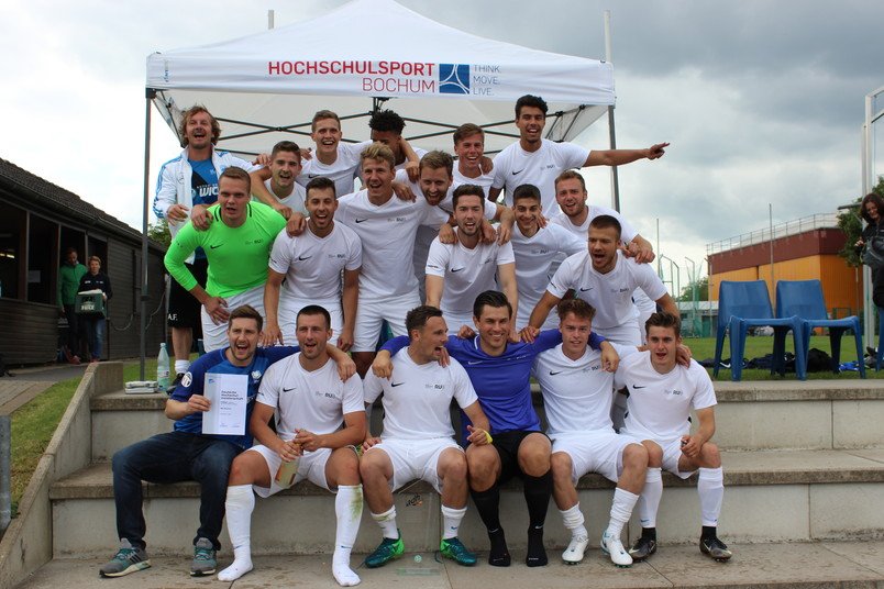 ruhrunibochum's tweet photo. Noch bevor Toni #Kroos #Fußballdeutschland am Samstag jubeln ließ, feierte der neue deutsche Hochschulmeister seinen Titel: unsere #RUB11. Gratulation, Männer! ⚽️🏆 https://t.co/rizNLArMok (Foto: Hochschulsport) ^tst https://t.co/qAXEHUrovU