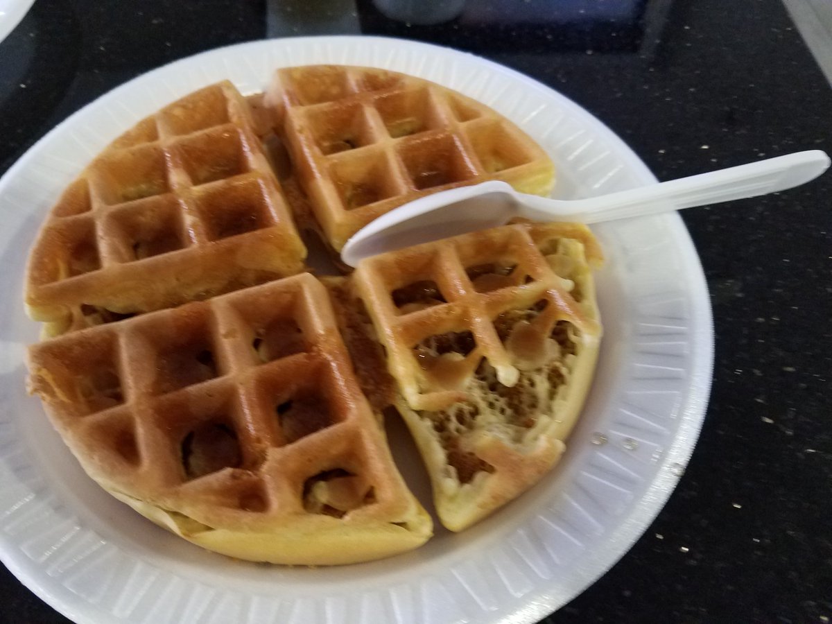 @laquintamemphis unique breakfast experience, no forks for 30 mins. Eating waffles, biscuits&gravy, eggs with spoons
#vacationsurprise