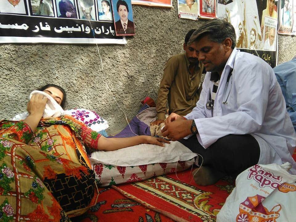 SHussainShokat's tweet photo. میری ماں یہ بھوک ھرتال سے کوئی فائدہ نھی ھونے والا ریاستی اداروں اور ھکومت پر کوئی جئے یا مرے کوئی فرق نھی پڑھنے ولا کیوںکہ ان لوگوں کا نہ تو کوئی دین ھے اور نہ ھی کوئی مزھب ،انسانیت سے بھی ان لوگوں کا دور دور تک کوئی تعلق نھی بھتر ھے گھر لوٹ جاوُ۔🙏@SalmanHydr @shafiburfat https://t.co/uarVSms8K9