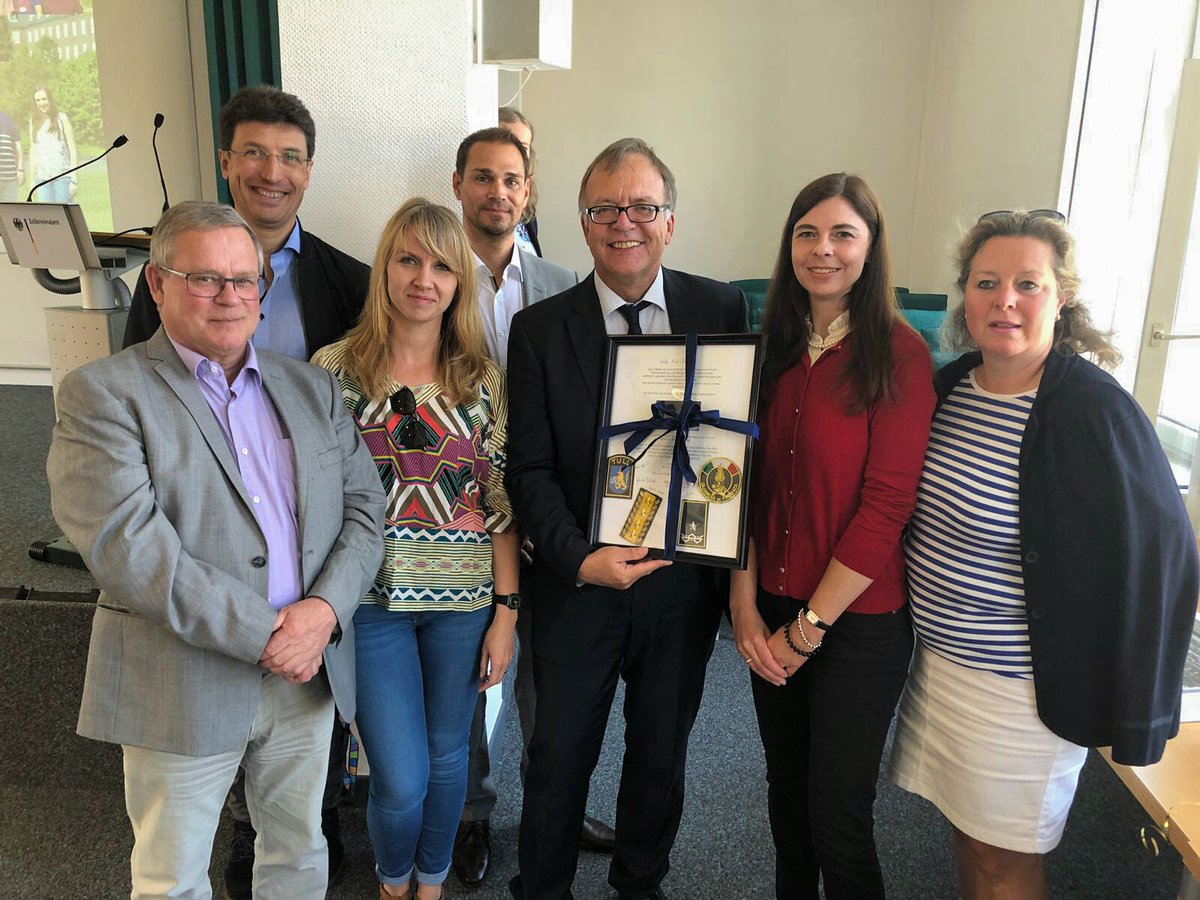 RILO_WE's tweet image. Thanks to German #Customs Authority for hosting the @RILO_WE for many years. Special thanks to Mr. Drude - congratulations on your retirement. It's been a real pleasure working with you. @WCO_OMD @BMF_Bund #CustomsCooperation #RILONetwork #Zoll #Zollkriminalamt