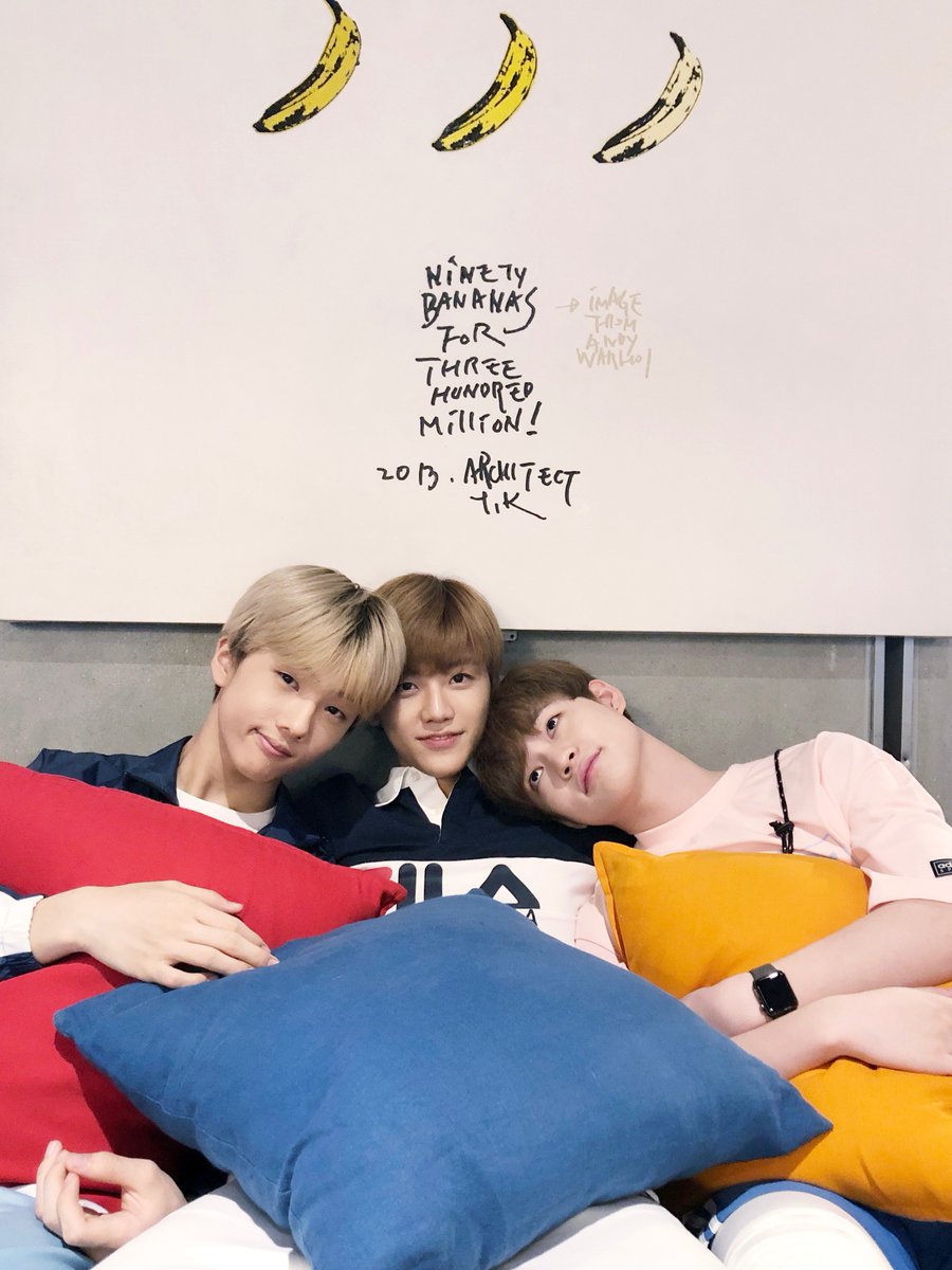 NCTsmtown's tweet photo. 나녕하세요~시즈니여러분💚 오늘은 NCT 막내+실세인 귀염둥이들과 재미있게 놀았어요😘 비가 많이 오는데 우산 꼭 챙기시고 또 감기 걸리면 안되니까 따뜻하게 입으시고 미끄러우니까 조심해야해요!! 비와서 꿀꿀해도 힘내시구! 시즈니들은 날씨 따위에 흔들리지 않죠! 훗! 시즈니 사랑해요💚
-나나가- https://t.co/bSpQuyuQgv