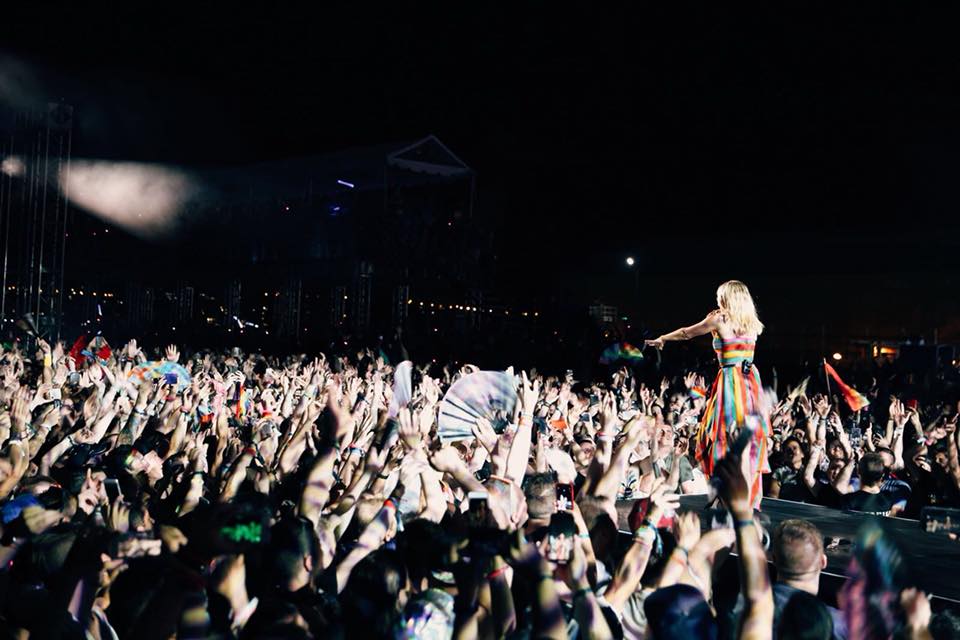 kylie_pix's tweet photo. #KylieMinogue performing for @nycpride 🙌🏻❤️🧡💛💚💙💜 https://t.co/wmiZfwyLZI