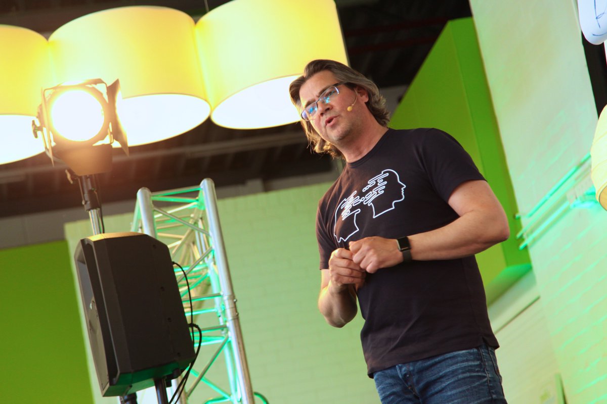 Om deze leerzame en inspirerende dag goed af te sluiten hebben we @devrijedenkers uitgenodigd om een #pleidooi te geven de routine te kunnen doorbreken. #voscongres #trainers #Vrijdenkers