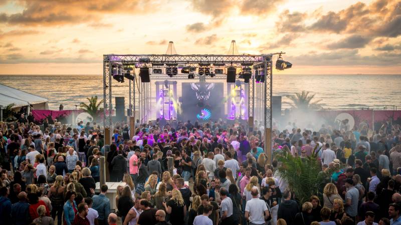 VVV_TexelTipps's tweet photo. Mit den Füßen im #Sand die allerbeste #Dancemusik genießen! Am Sonnabend, den 14. Juli ist es wieder soweit: #Sunbeats bei Paal 17 auf #Texel, in diesem Jahr u.a. mit Fedde le Grand! Kommst du auch? https://t.co/cSeAnb81Vg https://t.co/aq3P7MchHE