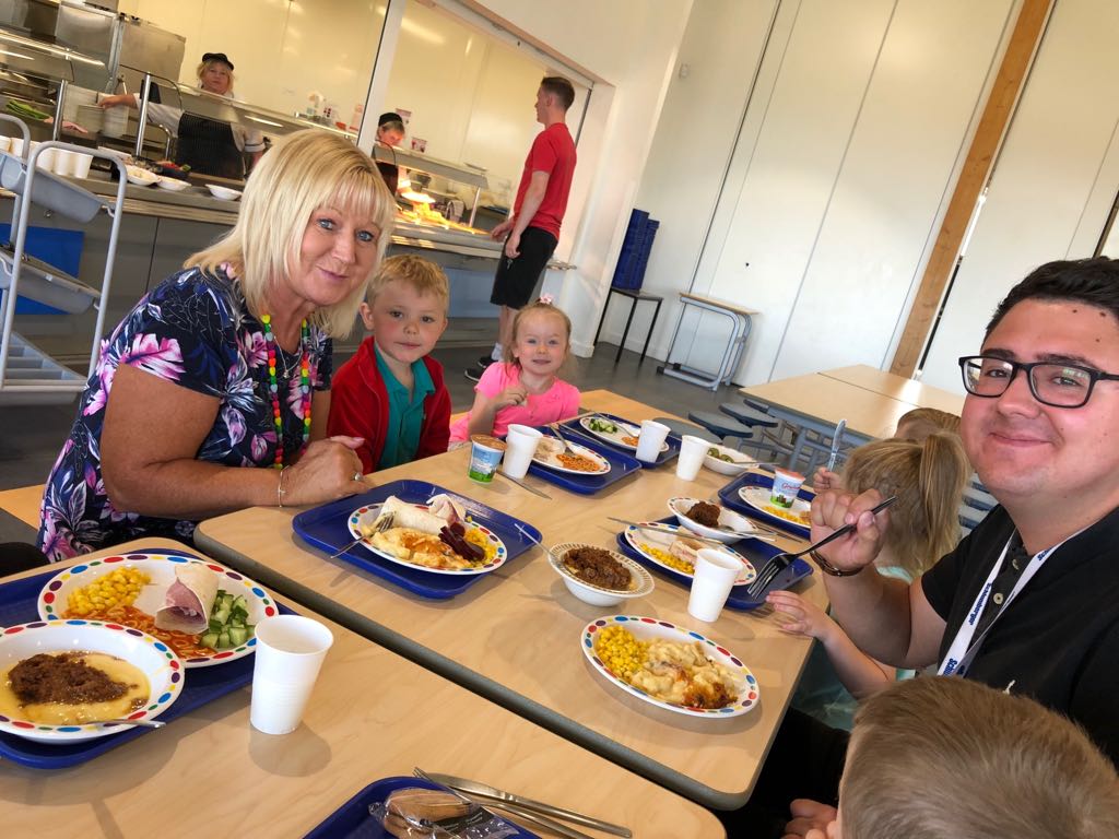 ManorParkSch's tweet photo. Leisurely lunching. First lunch of the Early Years Expansion for Manor Park was a great success. #TeamMP #learninglunch https://t.co/eTmyMfTb7E