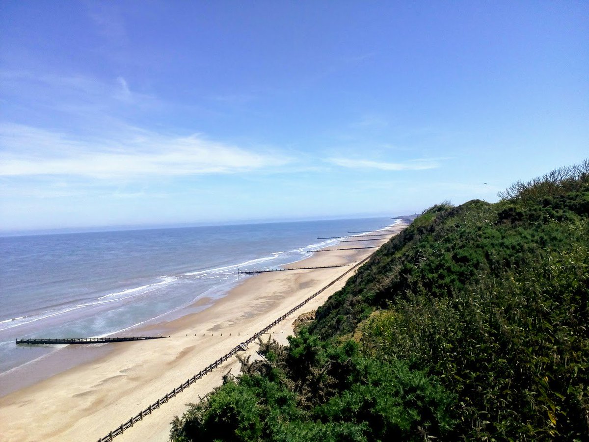 MundesleyHV's tweet photo. WOW - "what a day" - the North Norfolk coast line is looking just amazing - why go anywhere else? #whenwillyouvisit #northnorfolk #staycation #ukholidays #mundesley https://t.co/DmwP9Fu0CX https://t.co/dlSn0jlXGM