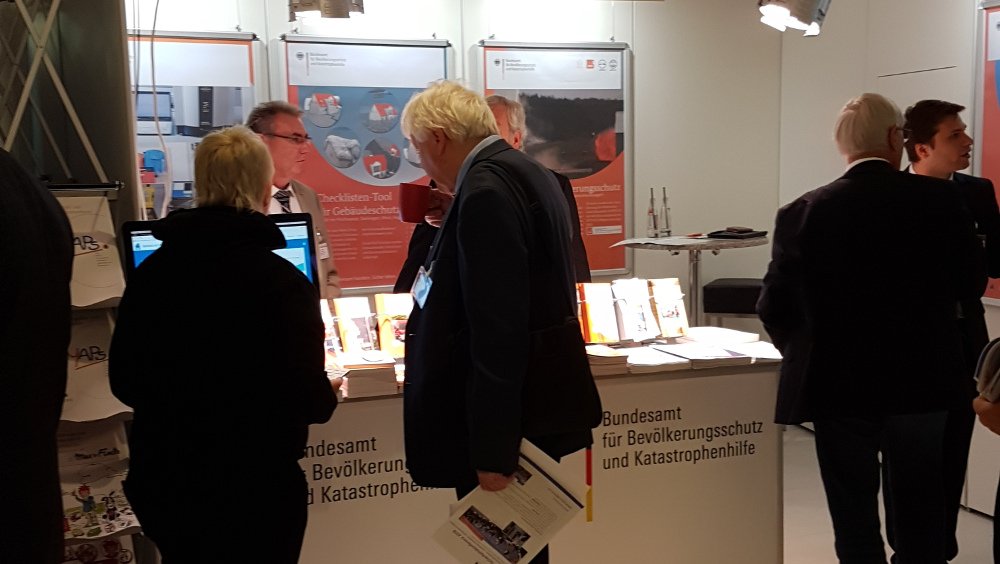 Das #Bundesamt für #Bevölkerungsschutz u. #Katastrophenhilfe hat seinen Stand auf #katakon in #Berlin aufgeschlagen, um Teilnehmer über Sicherheitsfragen und Tätigkeitsgebiete des <a href="/BBK_Bund/">BBK</a> aufzuklären – wichtige Schritte in einer Zeit, wo #Resilienz gefragt ist. <a href="/bmi_bund/">Bundesministerium des Innern</a> (© BS)
