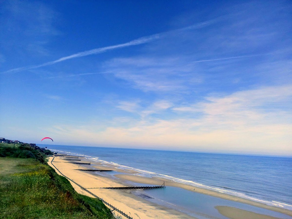 MundesleyHV's tweet photo. WOW - "what a day" - the North Norfolk coast line is looking just amazing - why go anywhere else? #whenwillyouvisit #northnorfolk #staycation #ukholidays #mundesley https://t.co/DmwP9Fu0CX https://t.co/dlSn0jlXGM