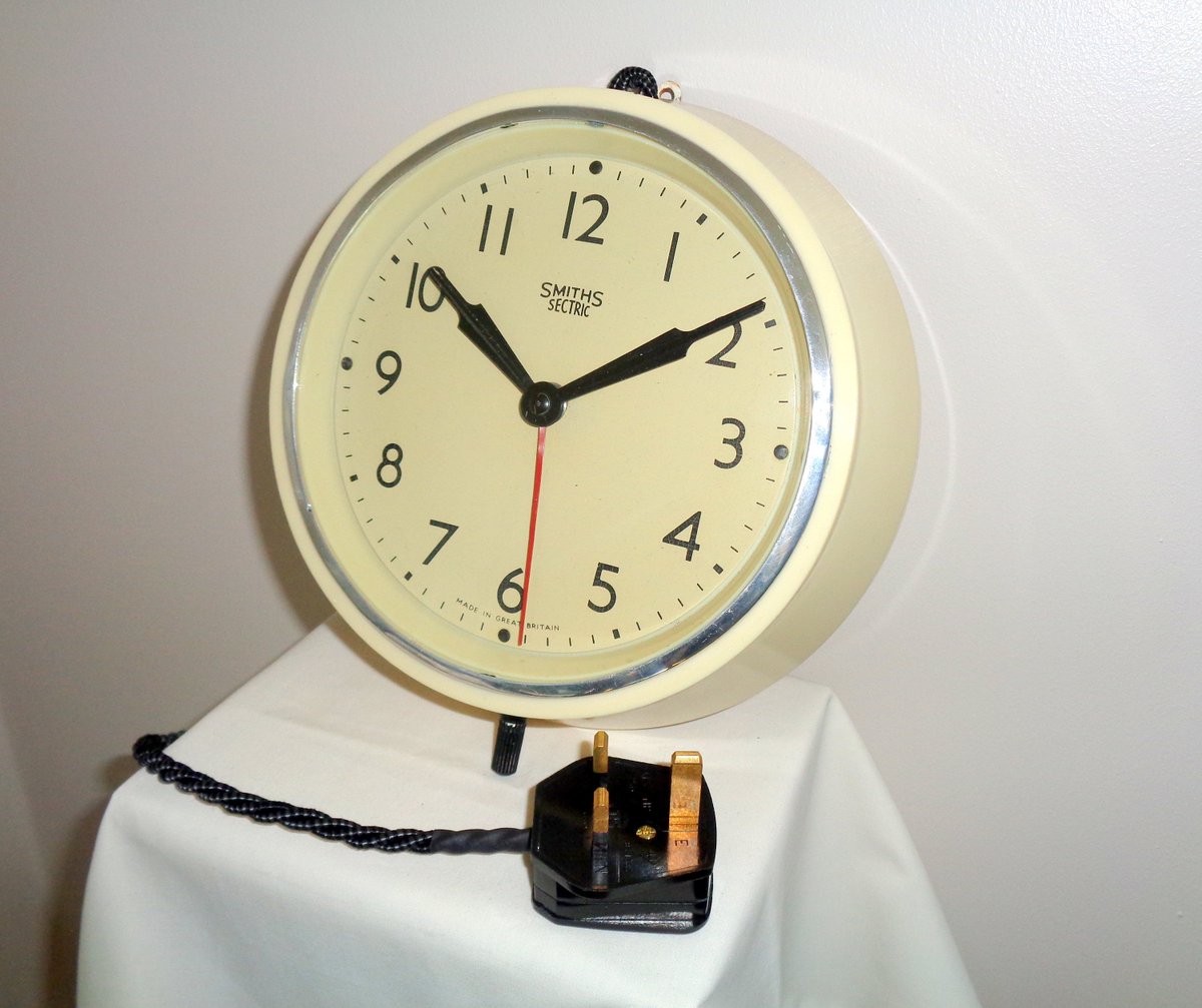MullardAntiques's tweet photo. Vintage Smiths Sectric Electric Wall Clock. Cream Bakelite. Mains Operated. Fully Working. Rewired. Electrically Tested https://t.co/OenCnnf4dr #housewares #office #smithsclocksuk #timepiece #vintageoffice #electricclock #vintageclock #smithssectric #mullardantiques https://t.co/05JVqZEerl