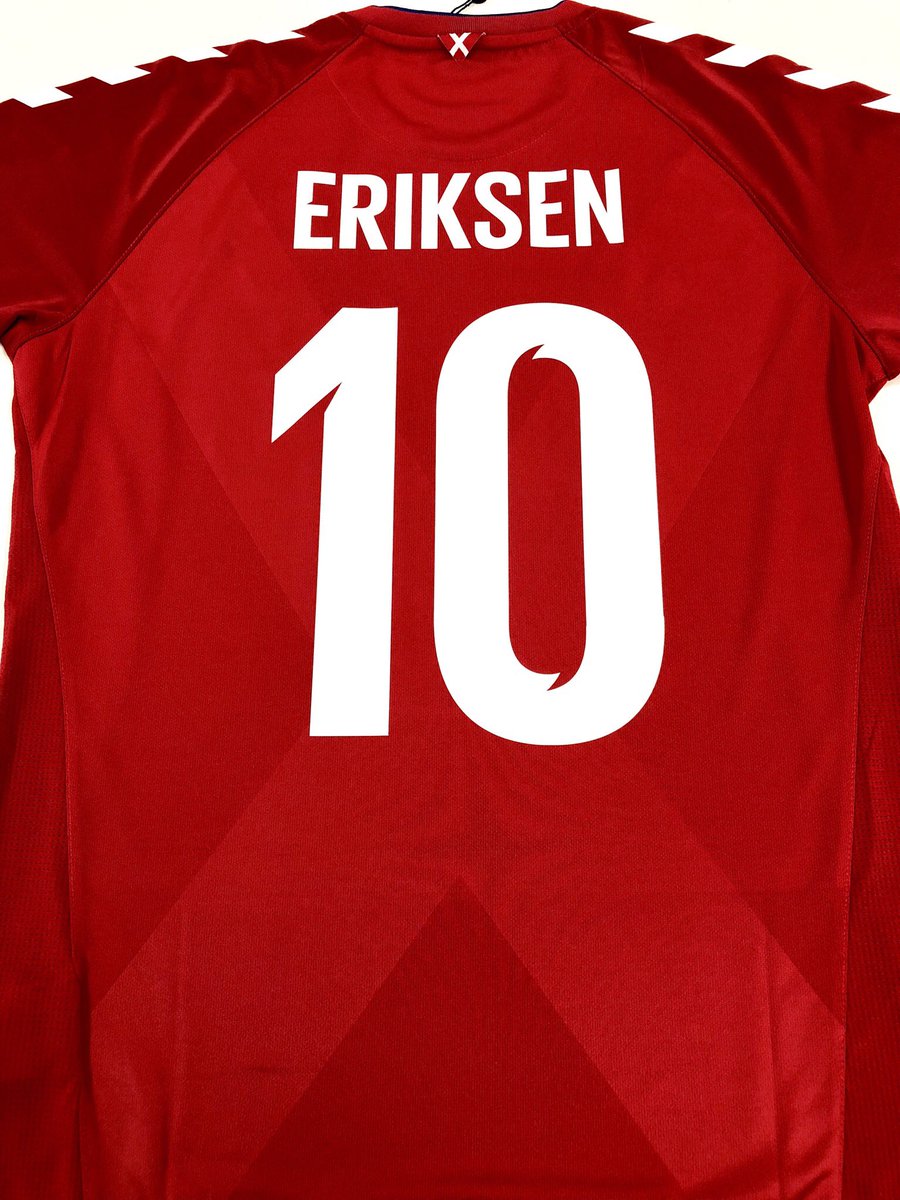 ともさん Tomosan サッカーユニフォームの世界 デンマーク代表18ホーム もちろんエリクセンマーキング 原点回帰のヒュンメル製 デザイン 機能はシンプル だが それがいい Worlcup Denmark Eriksen Hummel デンマーク エリクセン