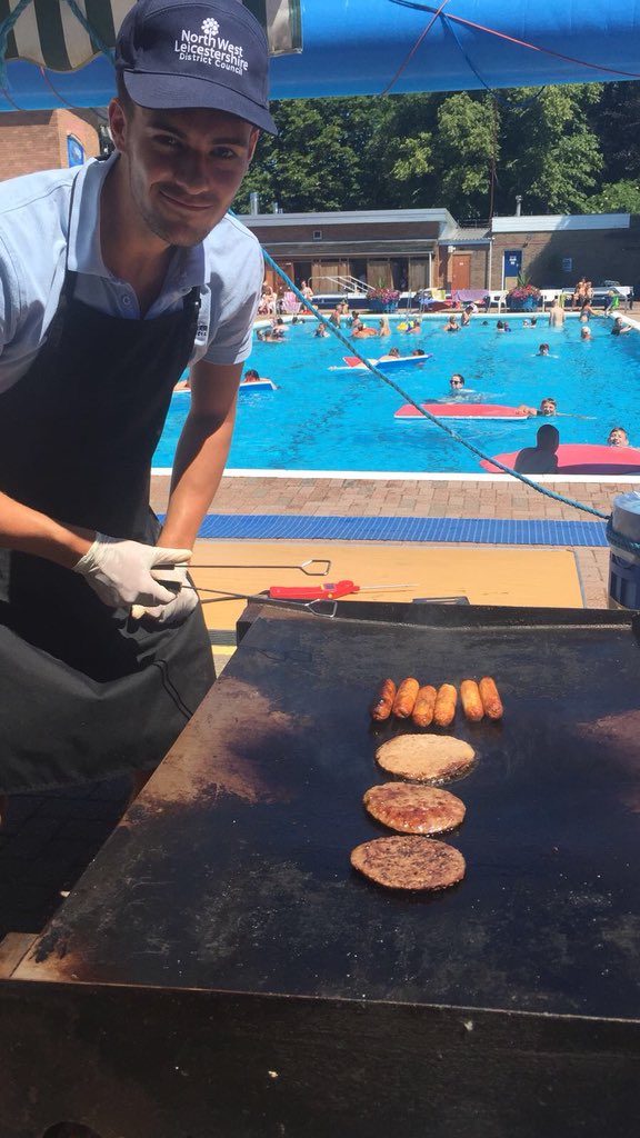 HoodPark_LC's tweet photo. Sun is out, heat wave is in and our top chef has the BBQ fired up!! Cold drinks and BBQ available all afternoon, come and soak up those rays!! Open till 7pm βοΈπ #Poolcam #outdoorpool #Ashby https://t.co/ZwloBlT2BU