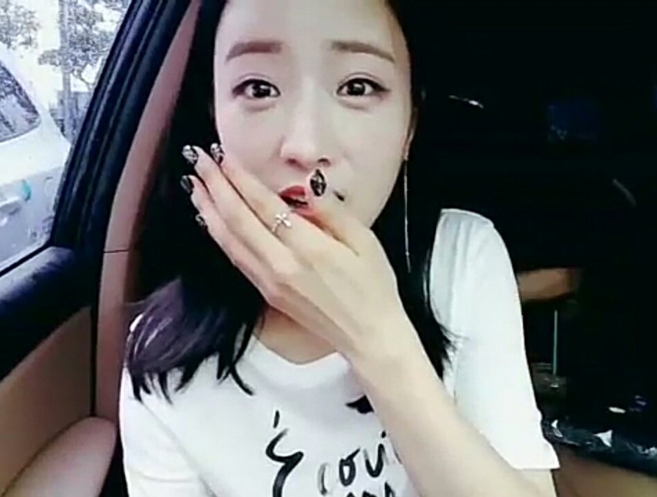 180626 APINK Bomi

Q: celebrity you recently close with?
Bomi: not recent but MONSTA X Hyungwon. I have known him for a long time we have same stylists and he gone through a lot with atopic dermatitis- can I mention that sorry Hyungwon ah sorry monbebe! I really like DRAMARAMA.