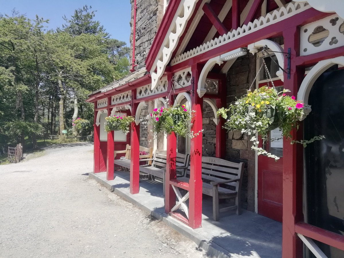 TweeTeresa1's tweet photo. The hanging baskets at @YHAButtermere are almost as beautiful as the view. https://t.co/h2V9YyImuF