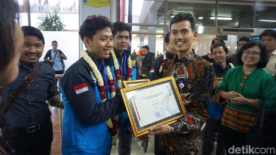 detikcom's tweet photo. Indonesia Juara Piala Dunia Sepakbola Robot https://t.co/0kuL3XOsXU https://t.co/72GrL08Ktw