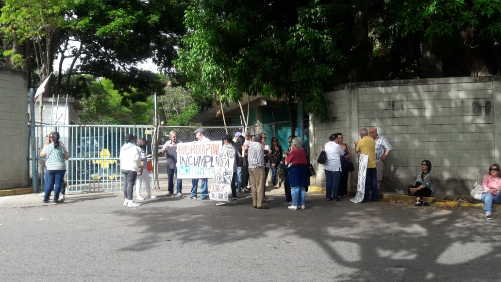 UrgellesBaruta's tweet photo. Hoy #26Jun Vecinos baruteños se encuentran en la sede de #Hidrocapital en Chuao, en protesta ciudadana por falta el agua por más de 21 días, sectores y urbanizaciones Los Samanes, Guaicay, El Naranjal, Las Danielas, Las Minas, La Bonita. https://t.co/yQ1VePIOqh
