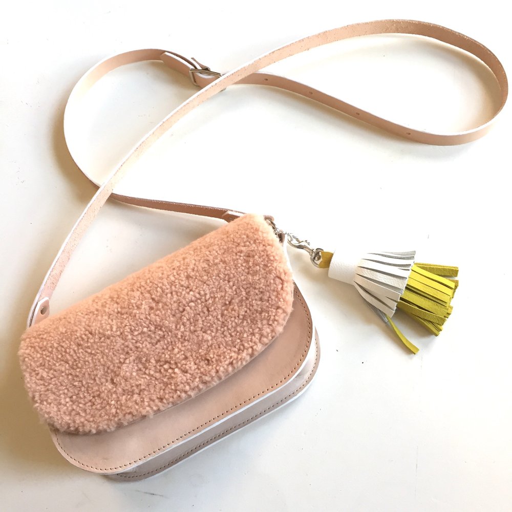 Workshop: Leatherwork for bags and accessories, one of seven workshops during the #Nunavut Arts Festival in #Iqaluit, July 4 to 9. Find out details and how to register on our Facebook page: goo.gl/eWhB1V

(Photo: SNOOTSIE website)