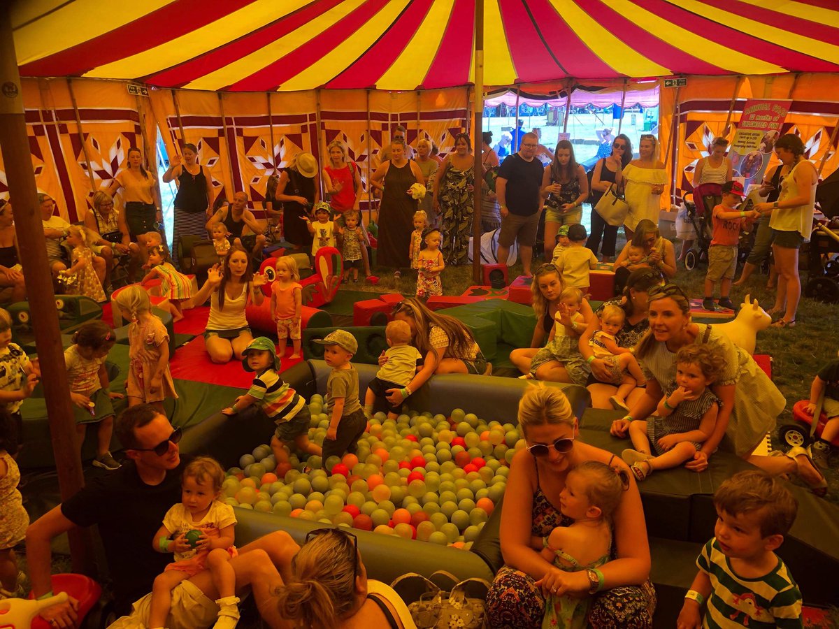 MacePlayce's tweet photo. Having the best day at @3footPeopleFest. Remember we’re giving away an Annual Pass each day so make sure you come and see us! 😀 (p.s we’ve got a couple of big fans in here so it’s not too hot!) https://t.co/49BgkPgJUu