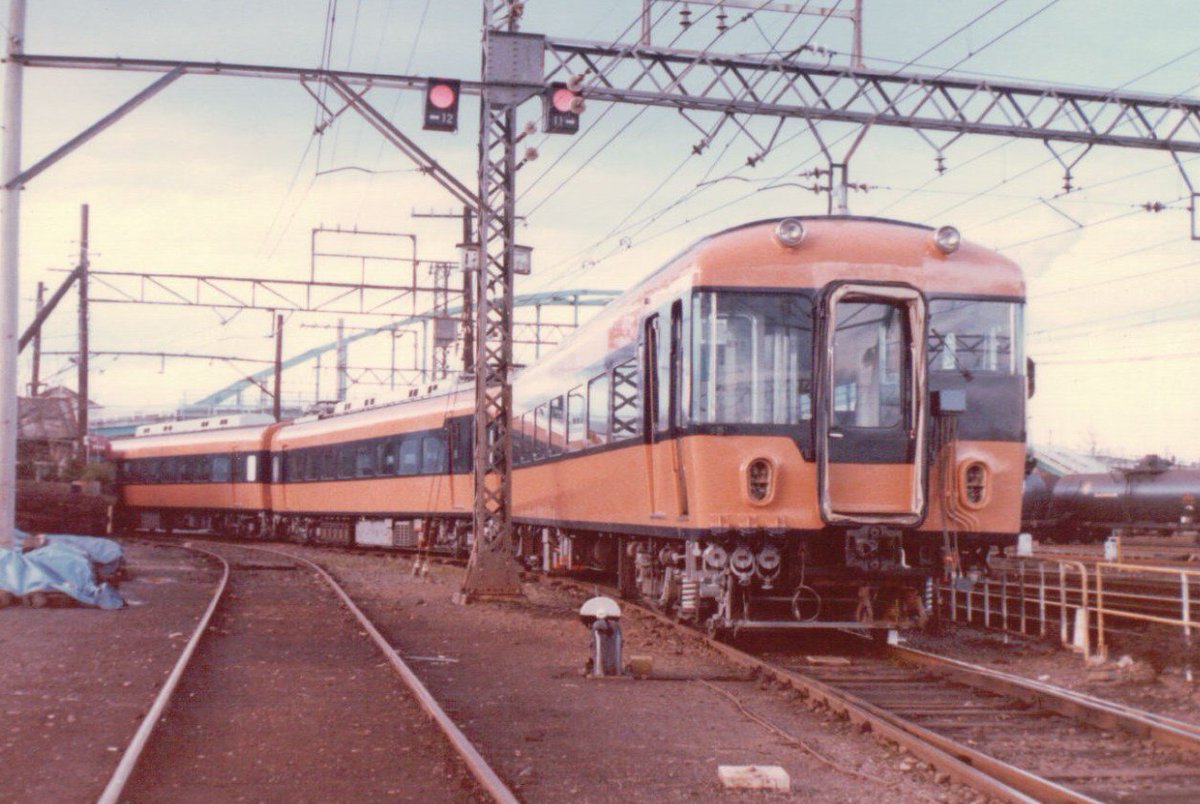 RT @ponta88ha: @aonami1974 @NN25010 近鉄 10400系旧エースカー 中間