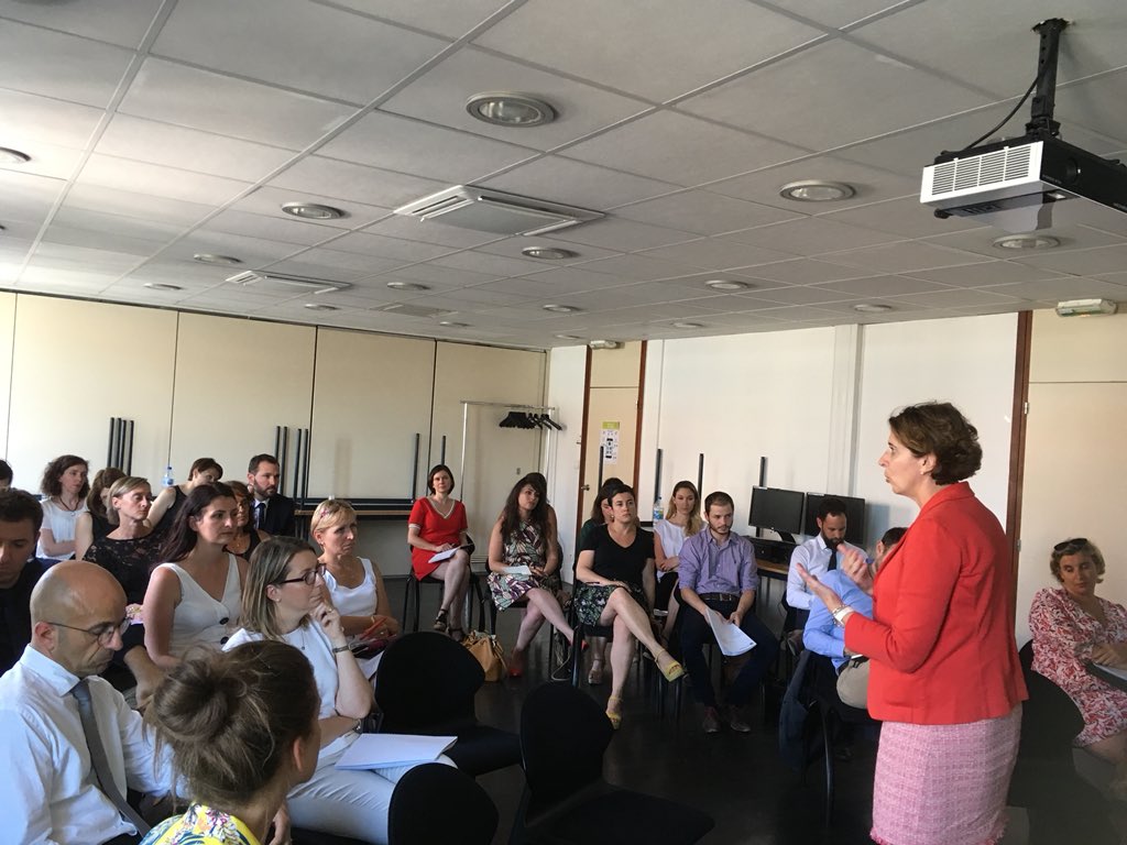 IsabelleNogues's tweet photo. @RaphaeleLeroy diffuse auprès de 30 collaborateurs bordelais la culture #BNPPARIBAS de l’ #engagement pour développer notre ancrage local : de l’offre engagée à l’implication. Faire grandir les uns et les autres pour créer de la cohésion et de l’impact https://t.co/FynoWAtAtx