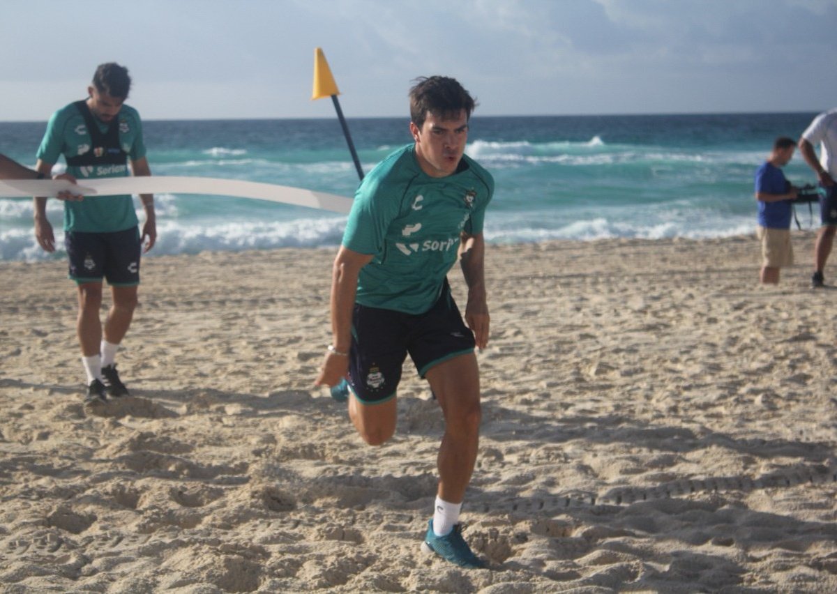 ClubSantos's tweet photo. Primera sesión de entrenamiento del martes ⚽️👊

¡Dale, @urivasgilio! 👏👏👏

#PretemporadaGuerrera https://t.co/qZs2dGaMmd