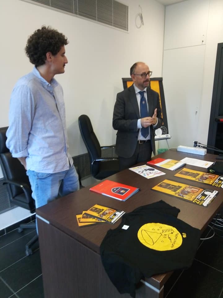 UniCamerino's tweet photo. Oggi la presentazione della nuova edizione di #FurgonCinema con il Rettore Prof. Claudio Pettinari e il presidente di Aristoria Lorenzo Montesi.
Domani la prima proiezione a #Camerino - "Smetto Quando Voglio Masterclass" 
#smettoquandovoglio #27giugno  #cinema #unicam #aristoria https://t.co/vxTRHUbum0