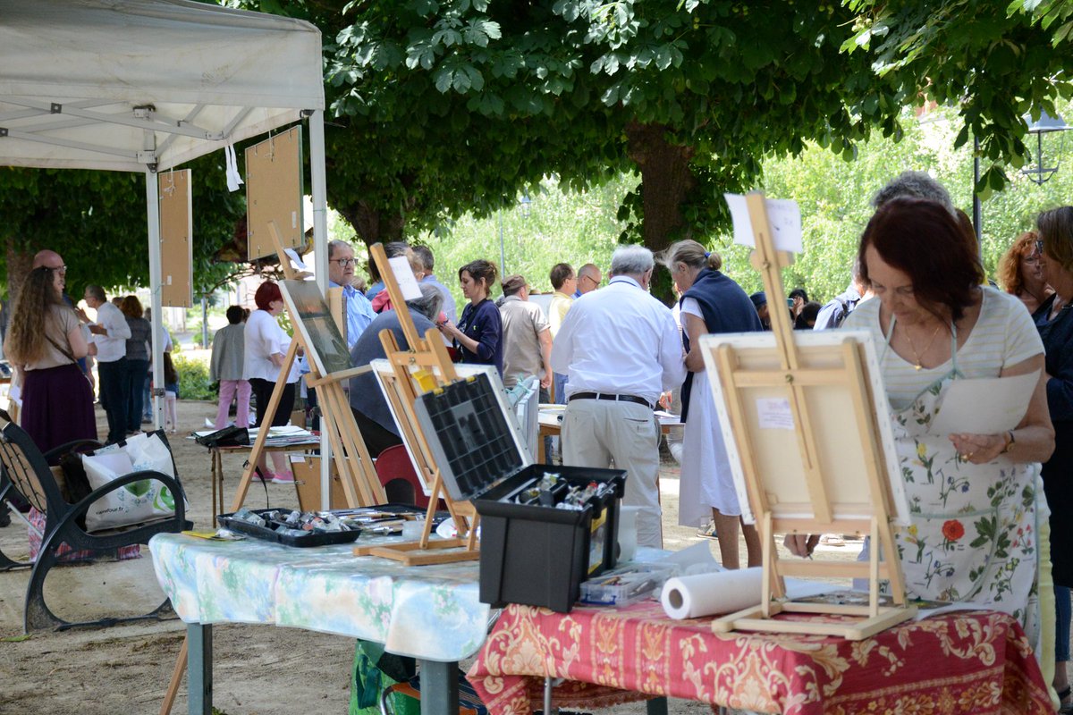 Chateaurouxmetropole Le Conseil De Grand Quartier Centreville Lesmarins Organisait Dimanche Matin Sur La Place Du Palan Son Rendez Vous Les Pinceaux De La Saint Jean Des Artistes Peintres Ont Exprime Leur