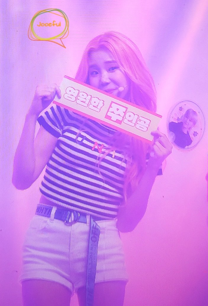 19990818_jooe's tweet photo. 20180626 미니앨범 4집 컴백 쇼콘 프리뷰
#모모랜드 #주이 #BAAM #MOMOLAND #JOOE #FUN_TO_THE_WORLD
@MMLD_Official 
색조명 범벅이지만 주이가 무대위에서 슬로건 들어주고 부채 들어준게 너무 고마운걸 ㅠ 사랑해💞 https://t.co/WWHuMqIiuS