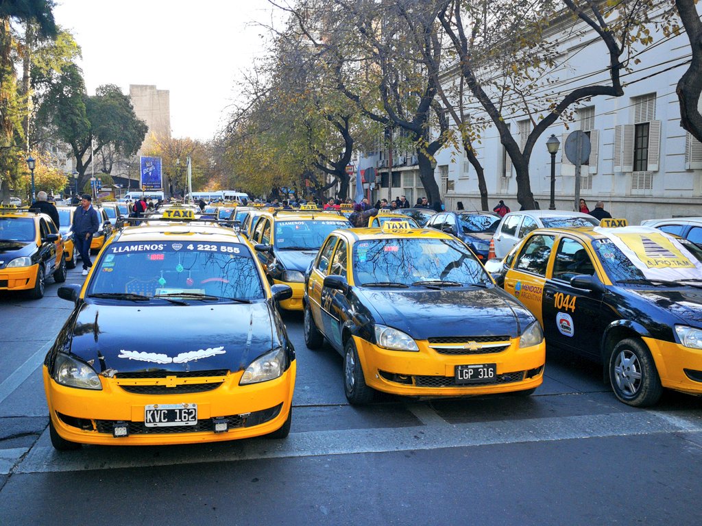 Plenario de Comisiones sobre el Proyecto de "Ley de Movilidad Provincial". El diputado @lukasilardo manifesta las dudas del Bloque sobre el proyecto y aportes en defensa de los trabajadores. Las tecnologías llegaron para quedarse pero hay que regularlas #Uber 🚕