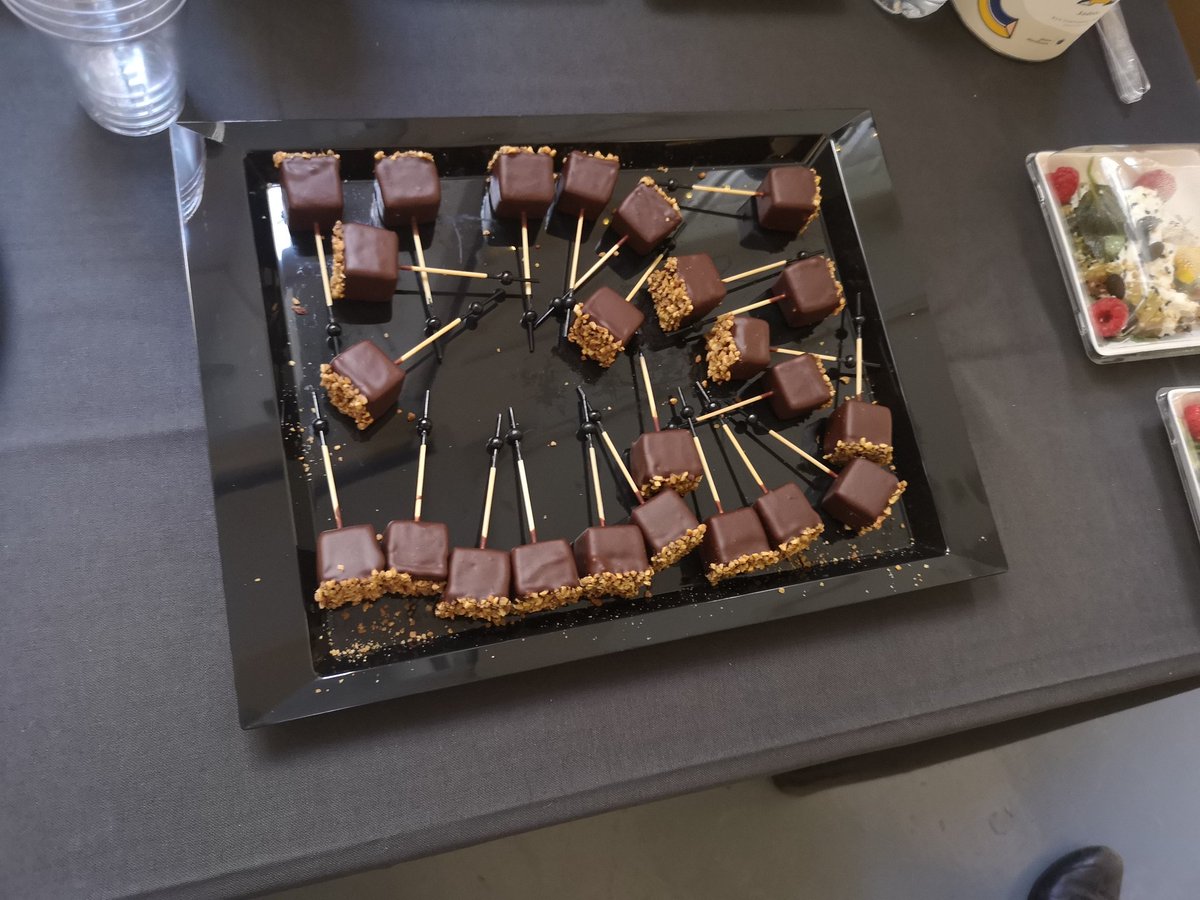 Nelly_Ledolley's tweet photo. Quel bon dessert, chocolat, fruits exotiques et praliné, une tuerie #HoFReporters #Masterclass @SurfaceFrance https://t.co/H2r9wzyv5J