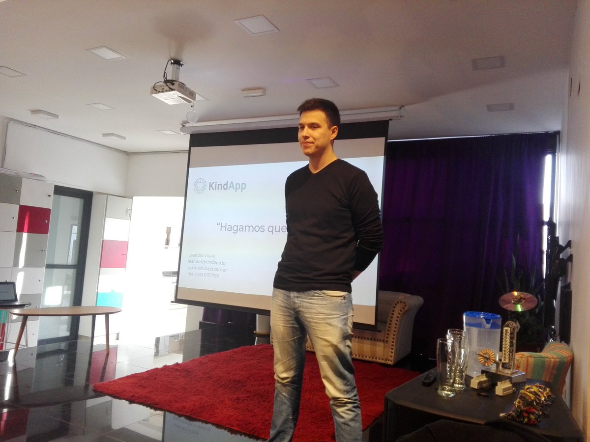 embarcavc's tweet photo. #kindapp practicando su pitch en el entrenamiento de #oratoria https://t.co/p2xNnoub95