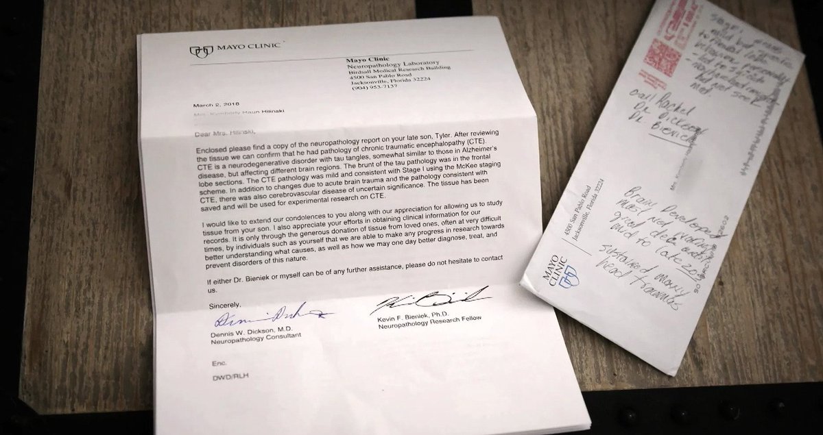 si_ncaafb's tweet photo. The autopsy revealed Tyler Hilinski's brain to be “like that of a much older, elderly man"—but nothing in that letter or any other could fully reconcile his family's pain and confusion: https://t.co/lKdOKrJBnI https://t.co/jMmmT3H1XL