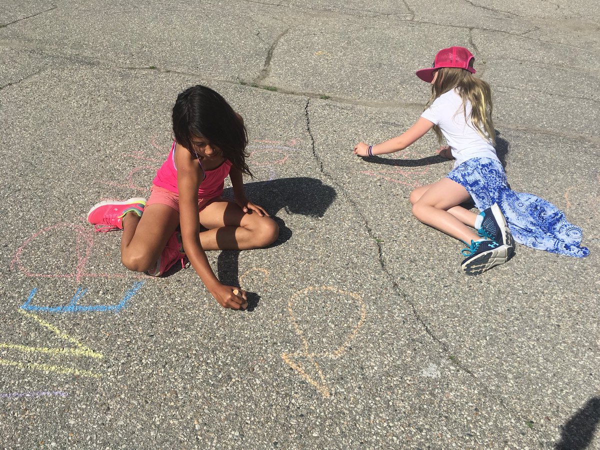 AlpineRm12's tweet photo. Face painting, bubbles, and chalk were just a few of the activities at our Primary Play Day!! 🦇☀️🖍 https://t.co/ajjRRSYf0o