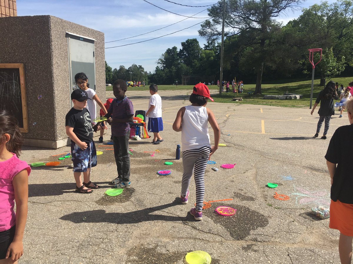 AlpineRm12's tweet photo. Face painting, bubbles, and chalk were just a few of the activities at our Primary Play Day!! 🦇☀️🖍 https://t.co/ajjRRSYf0o