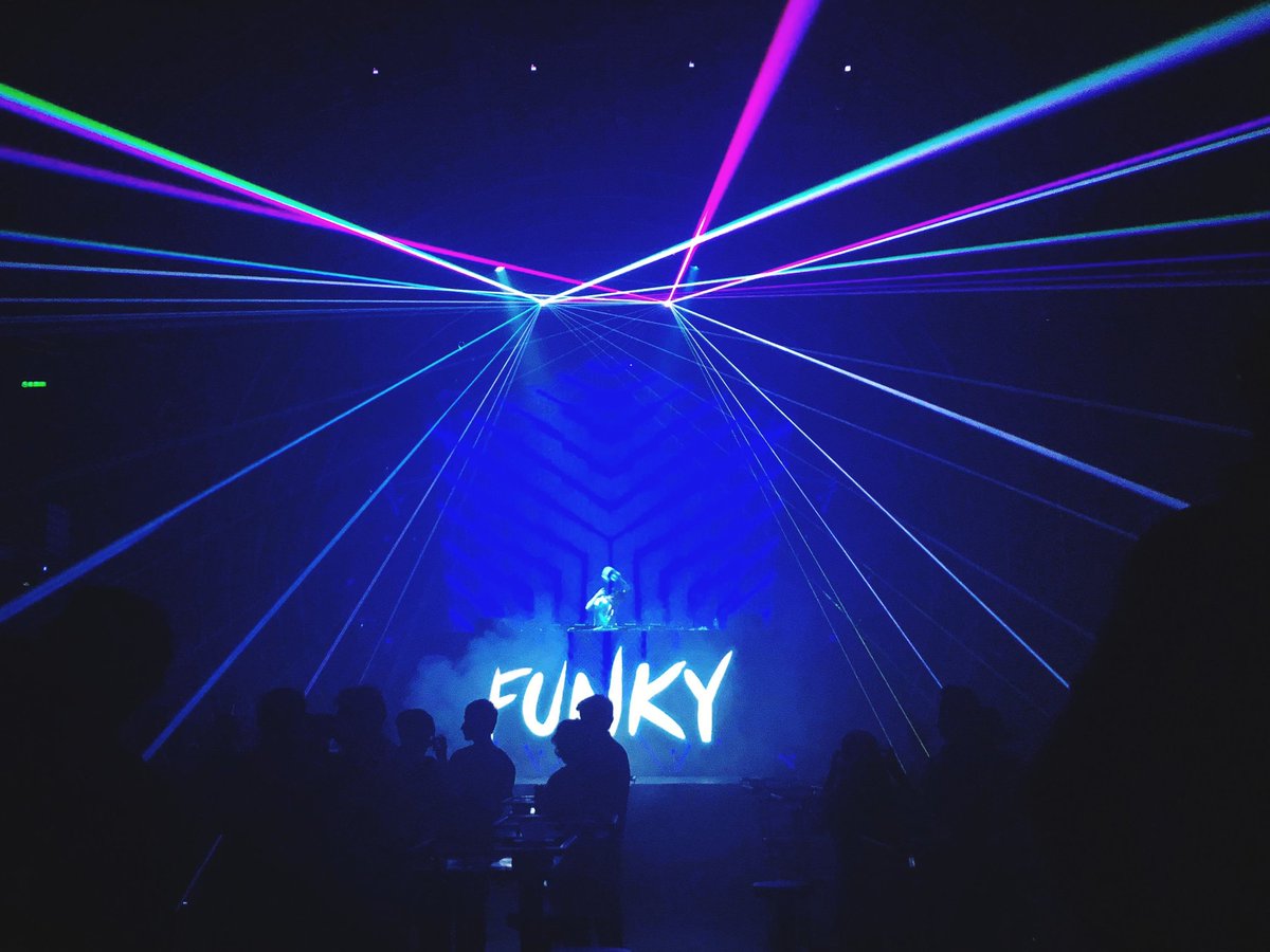 SinThuta's tweet photo. Laser Live Show : 1 https://t.co/63ZChffxCm