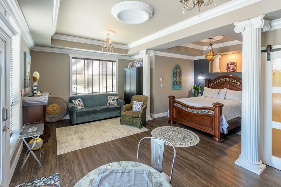 brooksideabby's tweet photo. This is our Roman Holiday inspired room! What do you think?! #moviethemed #roomvibes #innlife #staycation #fraservalley https://t.co/SlOqNQZct4